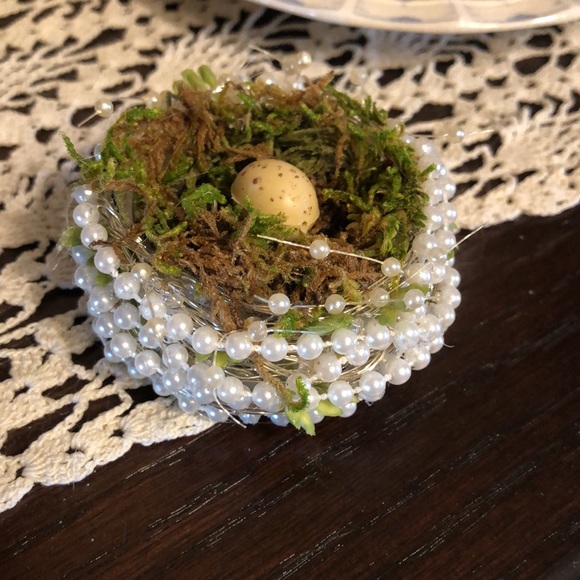 Handmade birds nest made of pearls, moss, silver wire and bits of sedum accents - Picture 5 of 11